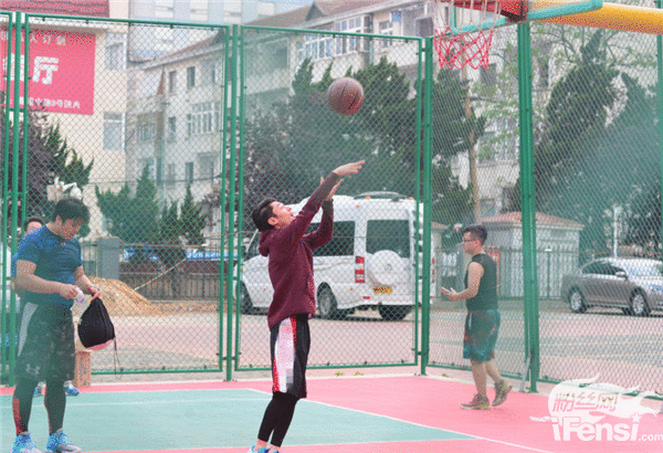 帅到飞起的boy!霍建华现身青岛打篮球