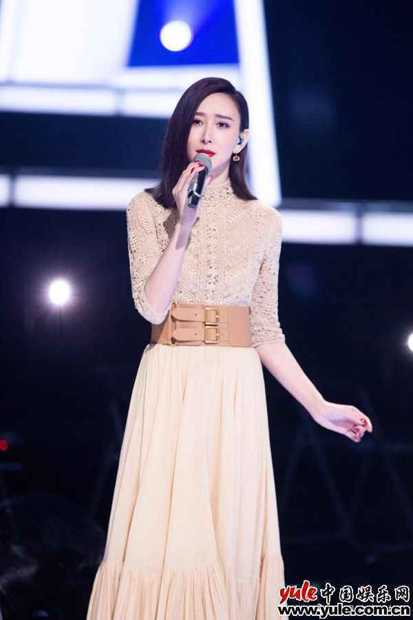 胡静鹅黄长裙温婉大气 动情演绎《如燕》