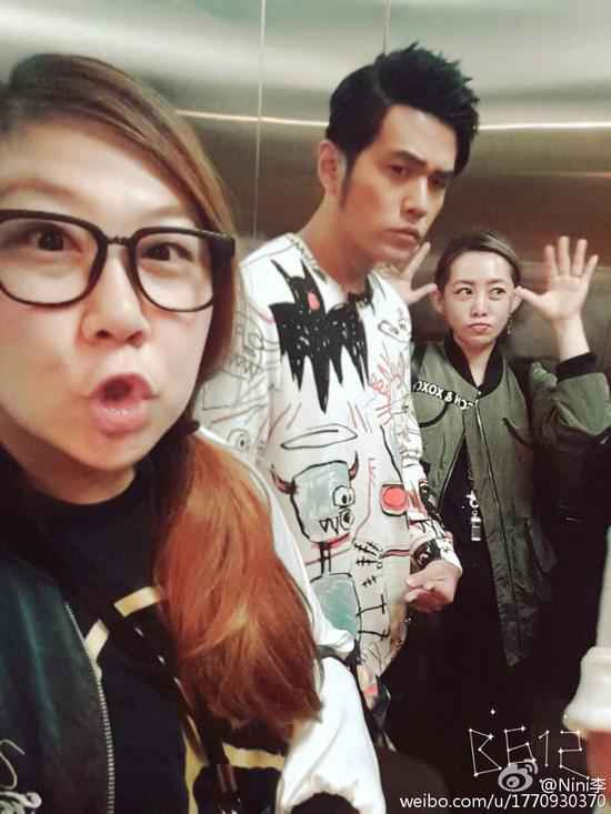 友人自拍周杰伦挥手卖萌抢镜