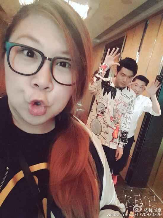 友人自拍周杰伦挥手卖萌抢镜