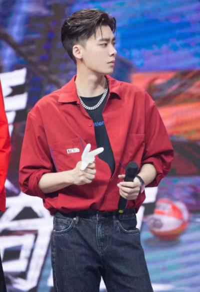 李易峰再当领队《我要打篮球》发布会和杜锋比腿长嗨翻全场