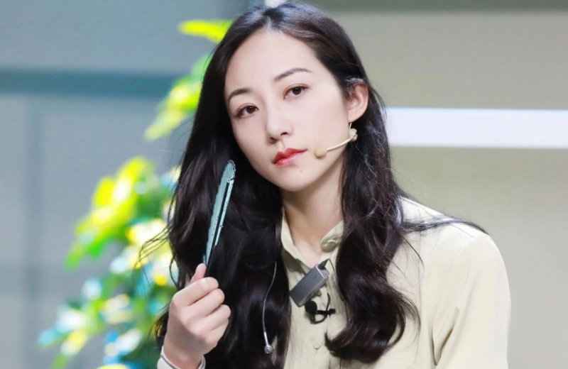 韩雪亮相综艺节目，一件绿色卫衣搭配西装，优雅又活力