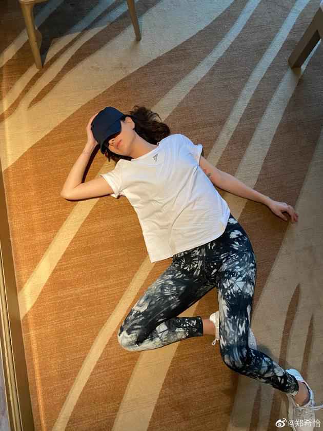 郑希怡参加《姐姐》累倒躺地 顾不上女儿只想静静