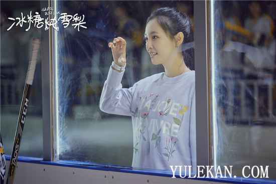 《冰糖炖雪梨》主题曲由谁演唱的？讲述了什么？