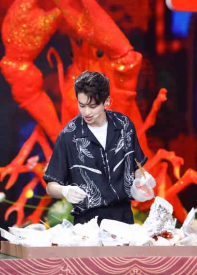 王鹤棣《天天向上》化身少东家宣传垃圾分类热心环保