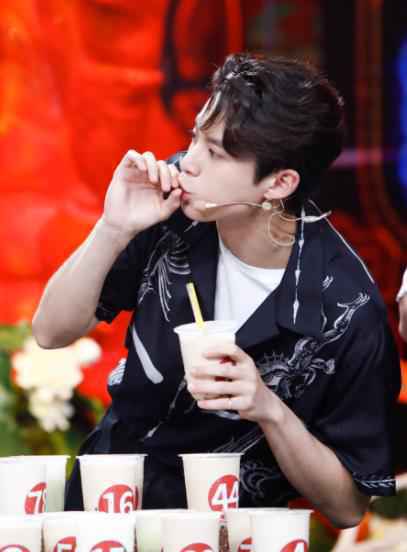 王鹤棣《天天向上》化身少东家宣传垃圾分类热心环保