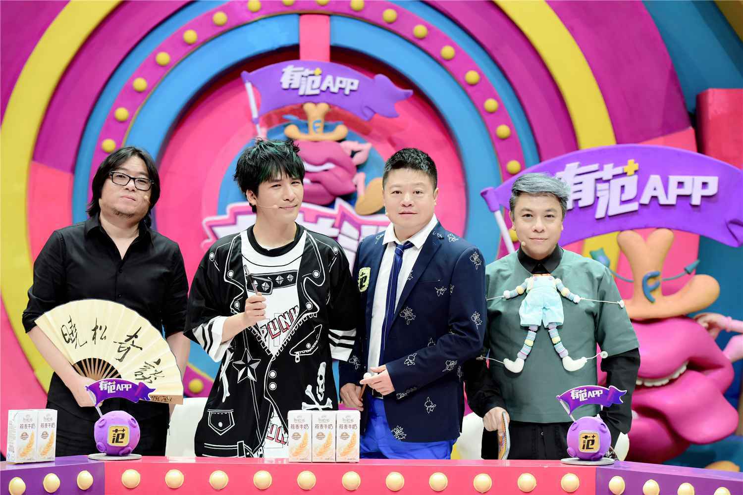 大张伟曾被变态体罚语言羞辱高跟鞋踩脚