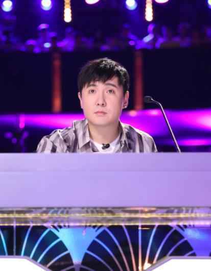 中国达人秀火热开播观察员沈腾送出首个黄金按钮