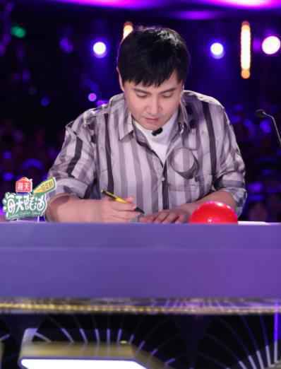 中国达人秀火热开播观察员沈腾送出首个黄金按钮