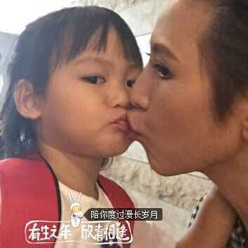 小女儿将上学 蔡少芬将水杯等全部写上爱女名字