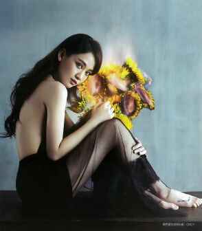 陈乔恩黑丝薄纱超性感 抱猫灿笑难掩美胸