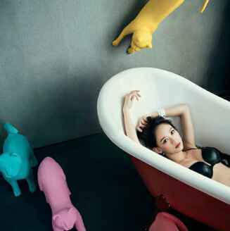 陈乔恩黑丝薄纱超性感 抱猫灿笑难掩美胸