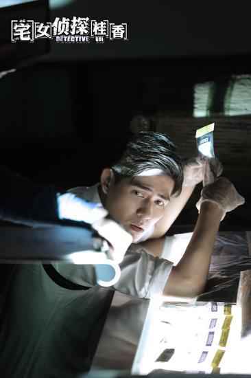 《宅女侦探》王珞丹周渝民杀人现场玩亲亲