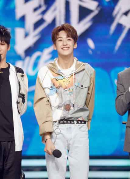 创造营学员何洛洛亮相《天天向上》舞蹈battle燃炸舞台