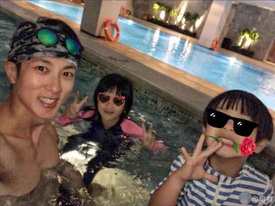 吴尊陪儿女度周末 姐弟俩陪爸爸工作