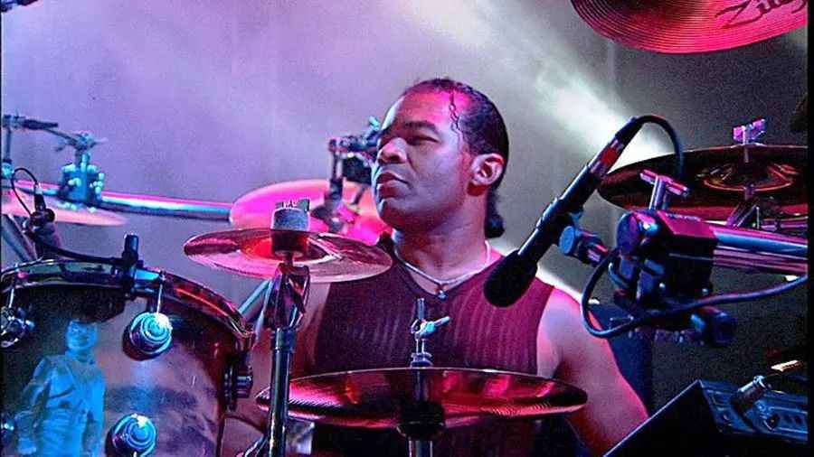 教科书级别的演奏！不愧是跟了迈克尔·杰克逊30年的鼓手啊