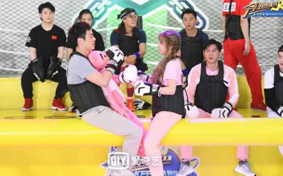 爱奇艺《奔跑吧》王嘉尔黄旭熙港普兄弟认亲 王彦霖缺席竟用替身