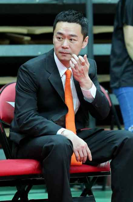 Selina前夫吻完女主播 又被曝醉酒把妹?