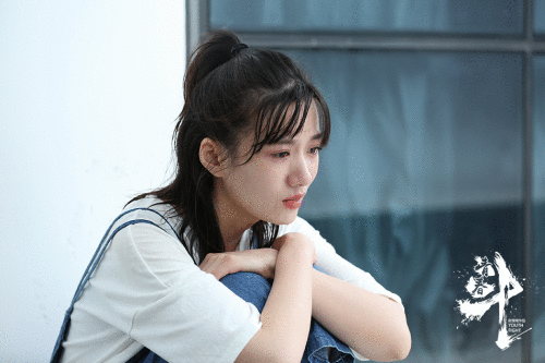 赵宝刚《青春斗》首播热度强劲 郑爽演绎现实青春引共鸣