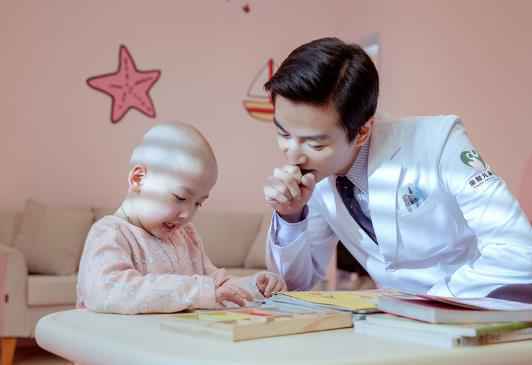 陈晓新剧演绎暖心儿科医生 医院体验实习被赞敬业