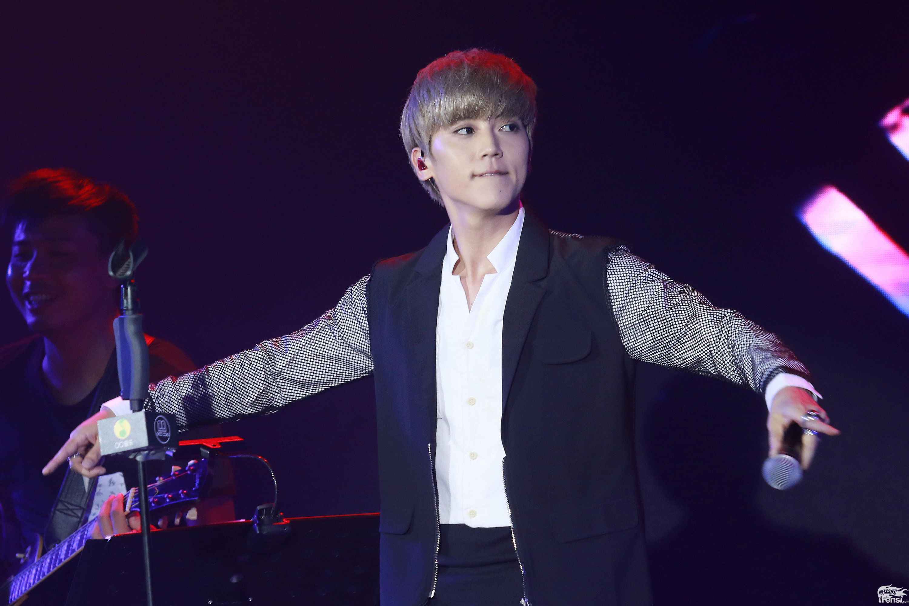 毕书尽连唱15首金曲 定“小目标”超Eason