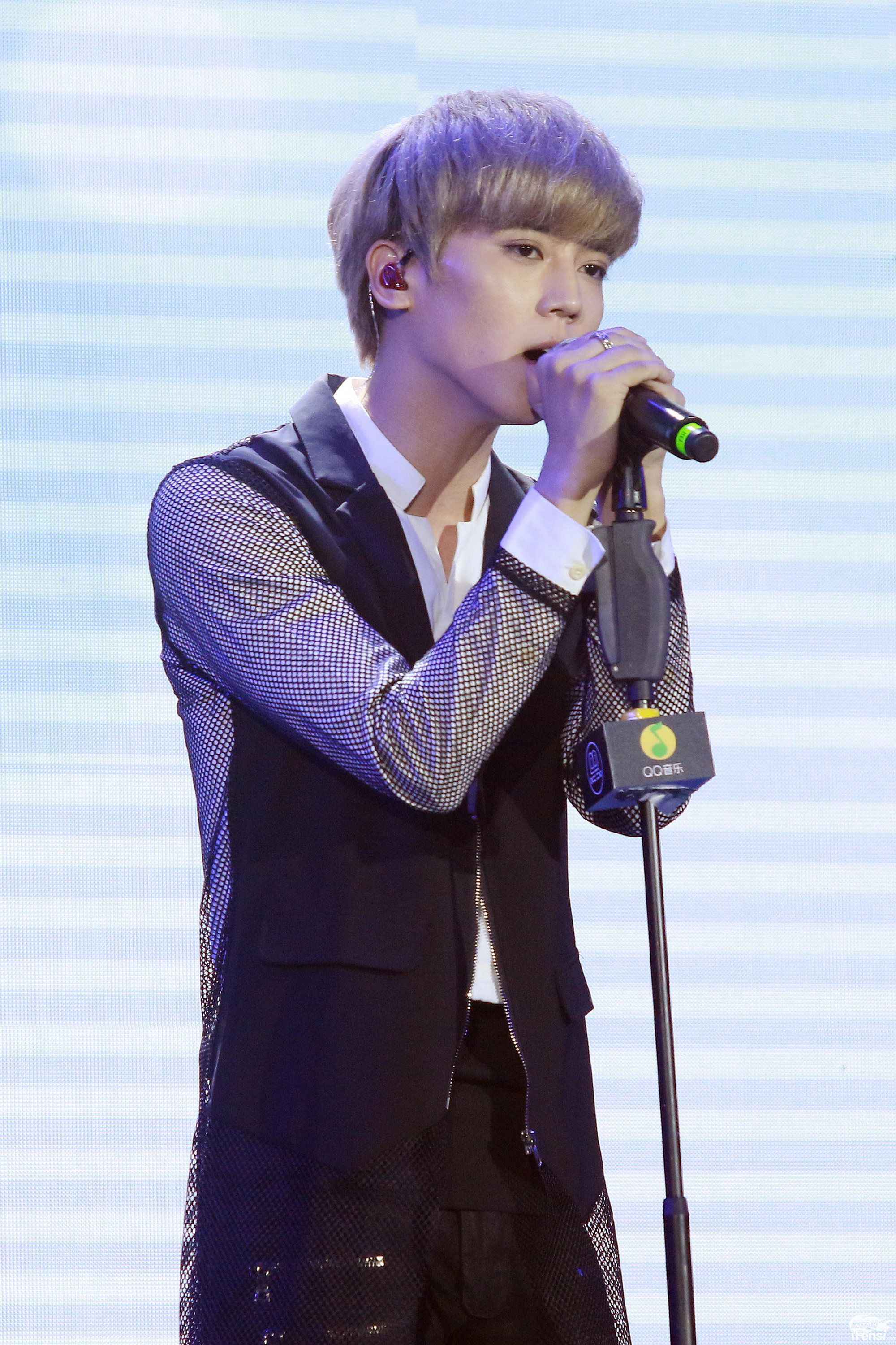 毕书尽连唱15首金曲 定“小目标”超Eason