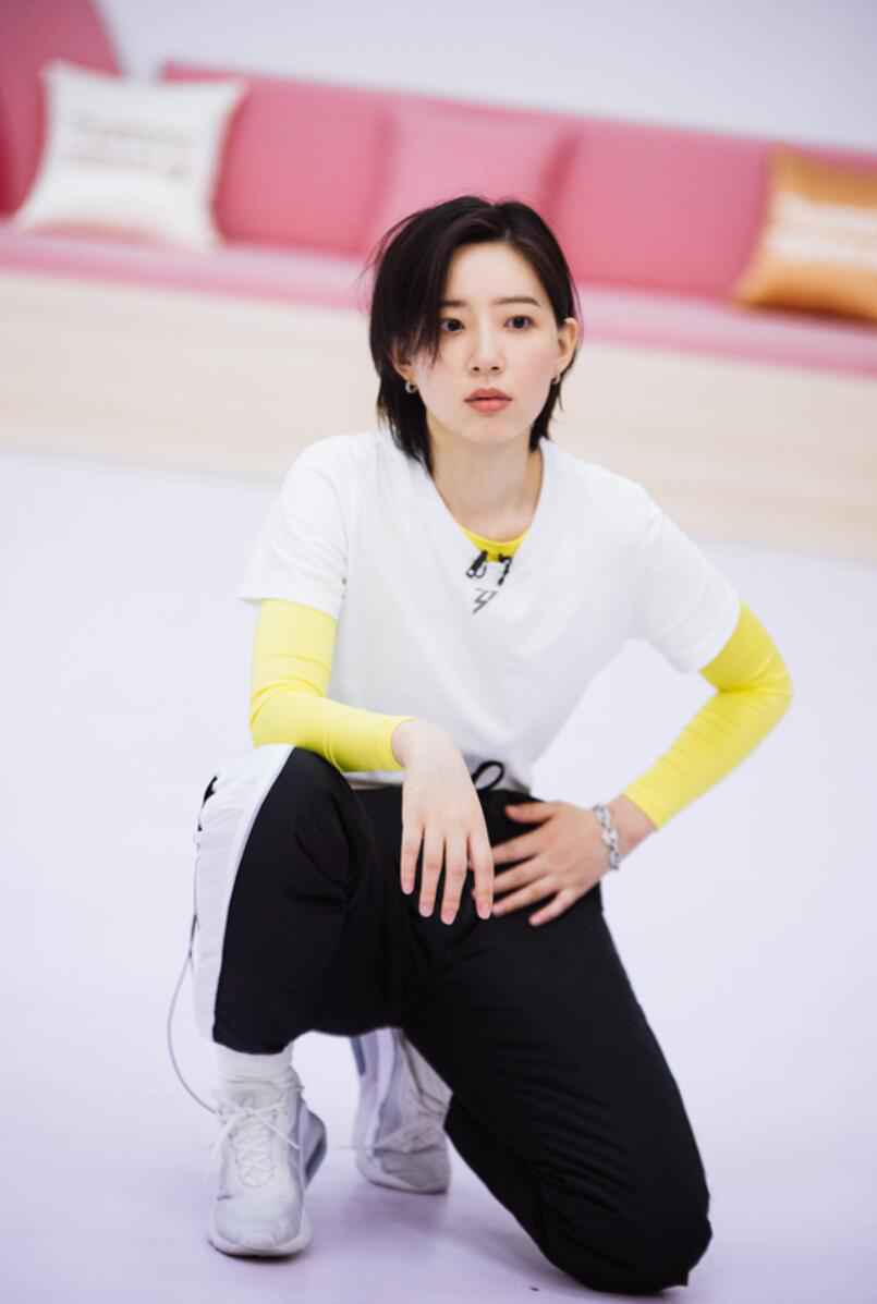 《乘风破浪的姐姐》首场公演 李斯丹妮成功晋级