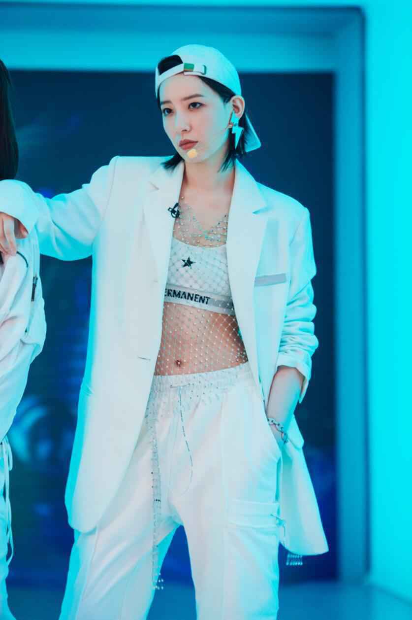 《乘风破浪的姐姐》首场公演 李斯丹妮成功晋级