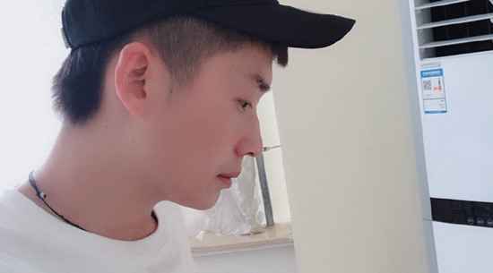 抖音此刻已皓月当空爱的人手捧星光是什么歌?