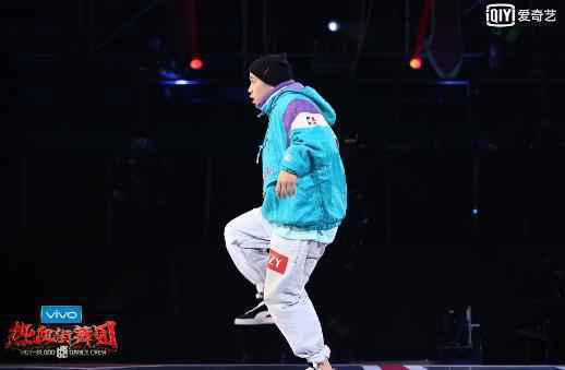 《热血街舞团》X-crew实力超神 霸气来袭包揽前排席位