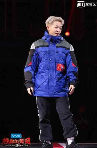 《热血街舞团》X-crew实力超神 霸气来袭包揽前排席位