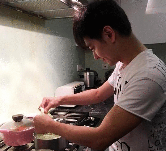 暖爸下厨！林志颖为双胞胎儿子做辅食