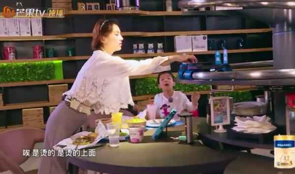 奶奶嘱咐安迪“听妈妈的话”，原来黄圣依婆媳、母子关系那么甜！