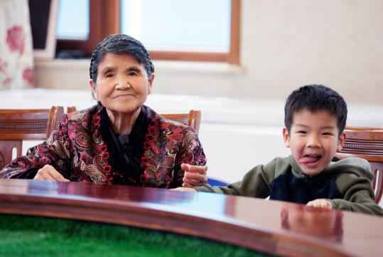 奶奶嘱咐安迪“听妈妈的话”，原来黄圣依婆媳、母子关系那么甜！