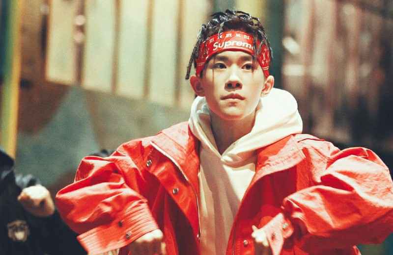 谢娜要易烊千玺吹葫芦丝，何炅借道具神补刀，四字弟弟表情太真实