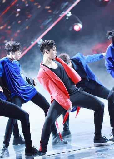 张艺兴再现教科书级别Balance 新舞台《MASK》挑战一镜到底