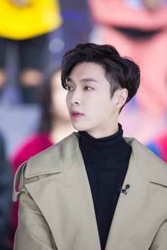 张艺兴再现教科书级别Balance 新舞台《MASK》挑战一镜到底