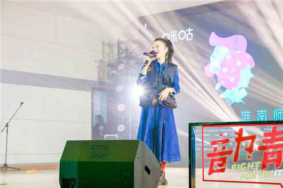 大学音乐超级联赛担任评委的是谁？苏运莹演唱了什么歌曲？