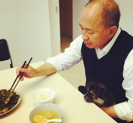 吴宇森开微博向网友问好 晒照与爱犬一同吃饭