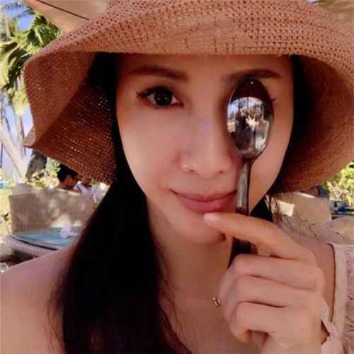 黎姿晒俏皮自拍，颜值不减当年