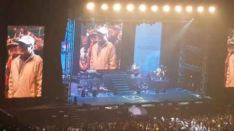 IU演唱会下台访问年长者接受点歌！意外钓出粉丝留言