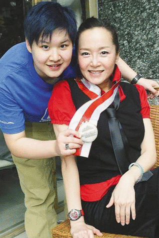 恬妞女儿被曝与女星交往 母亲疑默许两人关系