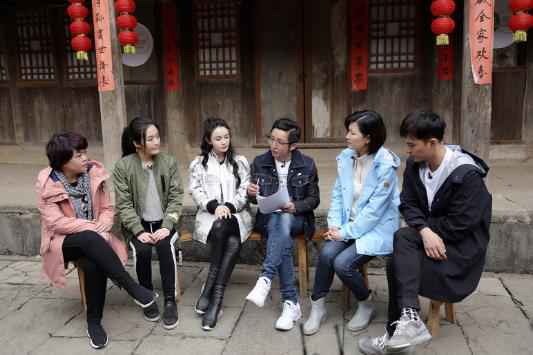 《我们在行动》贵州扶贫 邹市明冉莹颖“回乡寻根” 叶祖新挑战挖蜂巢