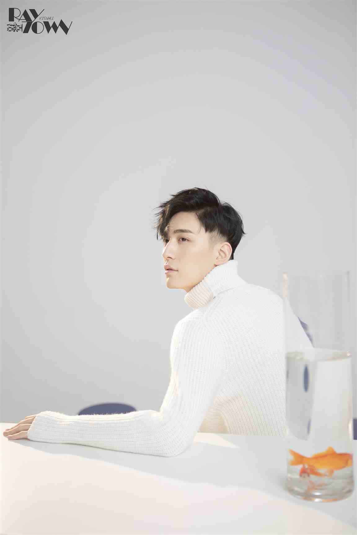 《拜托啦师兄》常喆宽冬日闪现 时尚诠释纯白系初恋