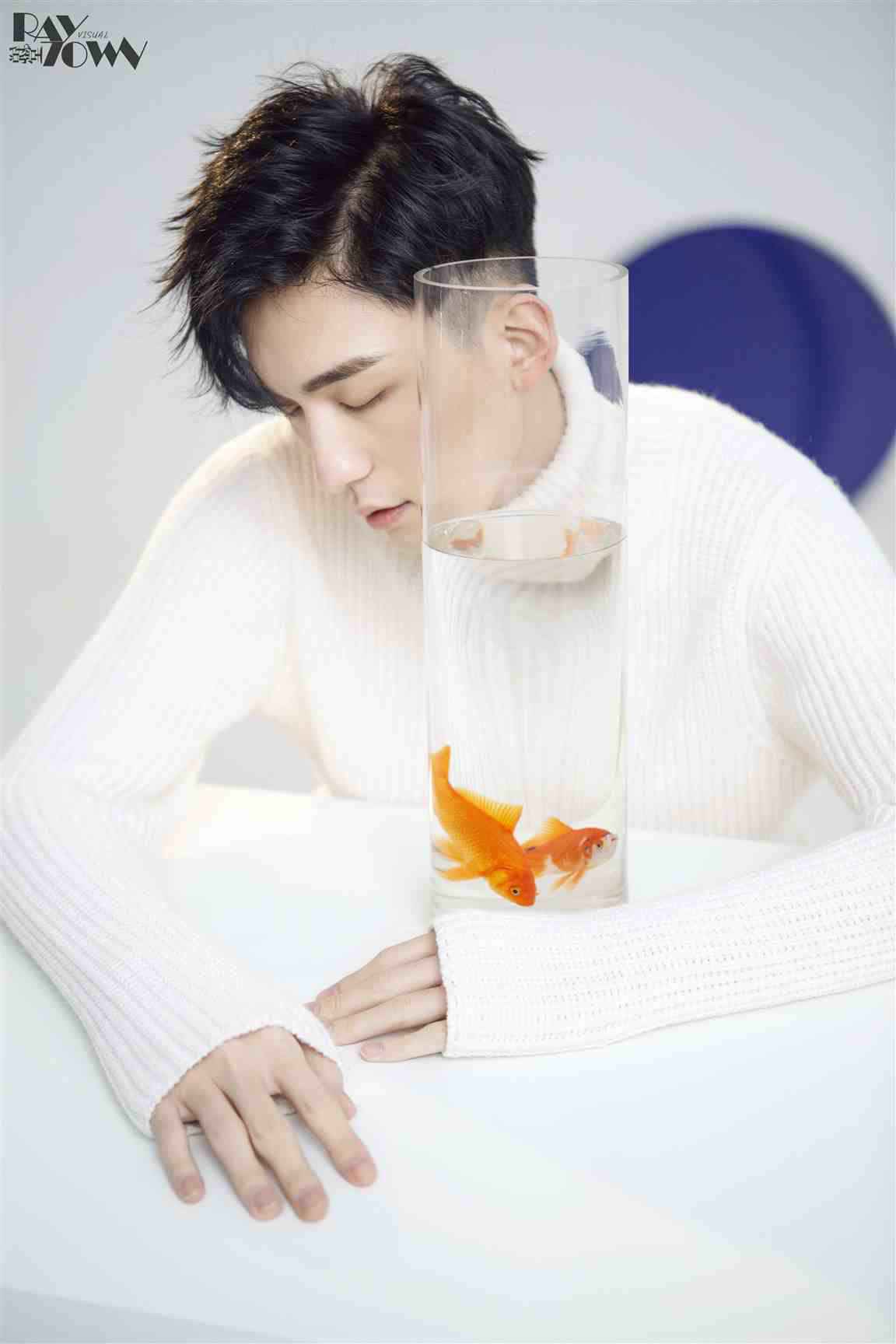 《拜托啦师兄》常喆宽冬日闪现 时尚诠释纯白系初恋