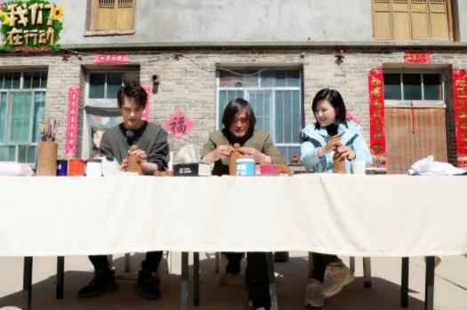 东方卫视《我们在行动》继续前行 刘涛别出心裁开发潞党参新菜谱 王凯学习泥塑自成“抽象派”