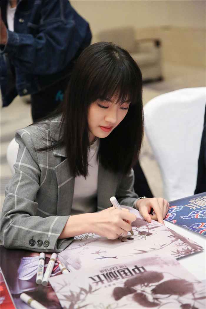 雅玫现身《中国机长》川渝路演 深夜发博分享内心感悟