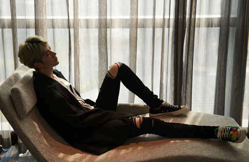 《青春诗会》王一博朗诵《大世界小世界》，粉丝的举动很暖心