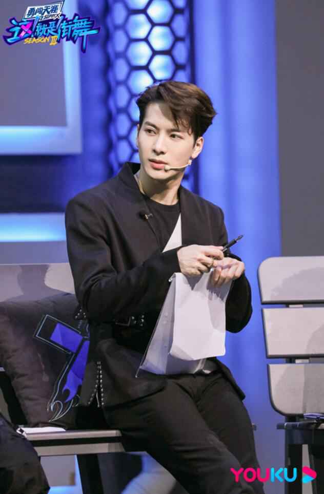 《这!就是街舞》第三季杨文韬张灿双人舞惊艳出圈，走心神作引爆全网讨论