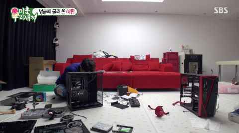 《我家的熊孩子》神童趁希澈不注意时 拆了他的电脑主机！